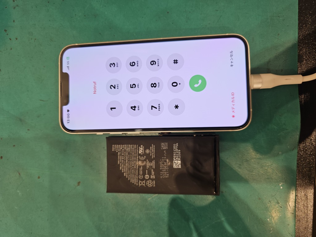 バッテリーが膨らんで画面が浮き上がってしまったiPhone13の修理を致しました【スマホ修理工房北千住マルイ店】